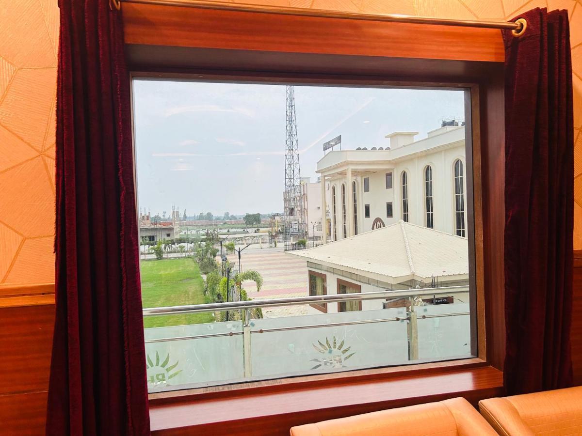 Royal Heritage Hotel & Resort Ayodhya Eksteriør billede